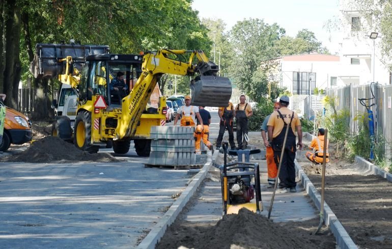 80 miejsc parkingowych przy Broniewskiego. Trwa przebudowa fragmentu ulicy