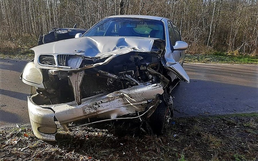 Zniszczone samochody i wysoki mandat dla 53-latki