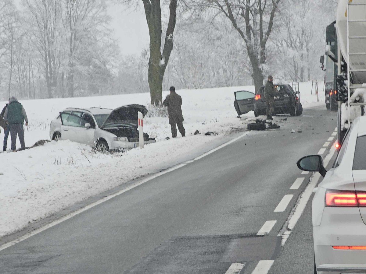 Dwie osoby ranne po wypadku na DK 74