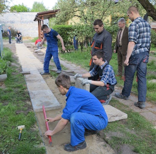 Uczniowie pomogli niepenosprawnemu