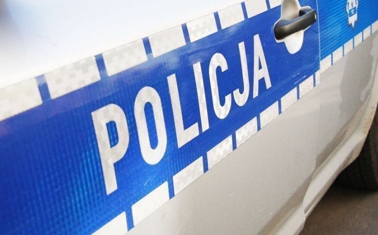 Policjanci kontroluj osoby na kwarantannie