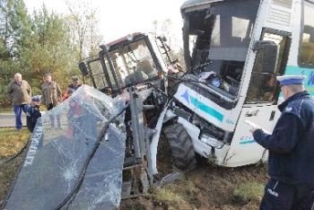 Zderzenie autobusu z traktorem. Ranna 10-latka