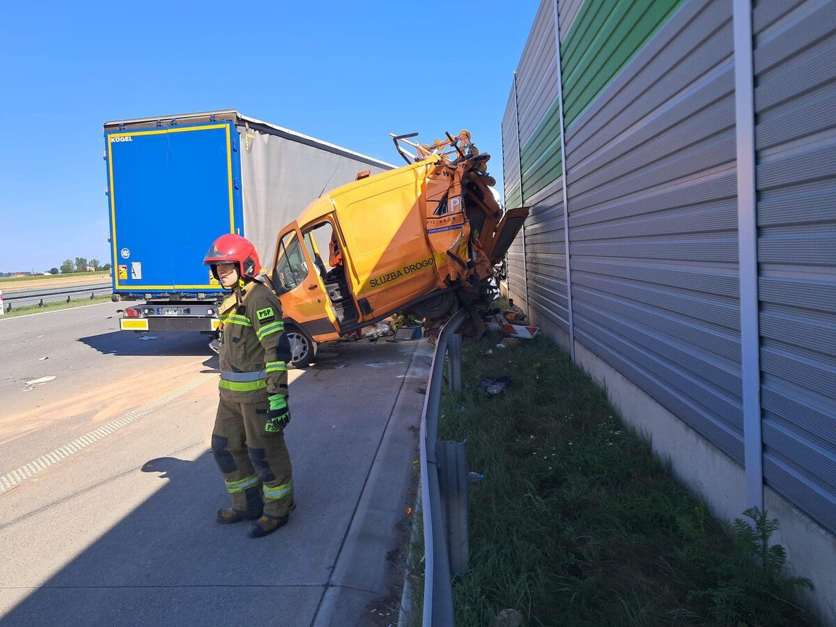 Ciarwka uderzya w samochd sub drogowych na autostradzie A1. Jezdnia w kierunku Gdaska zablokowana 