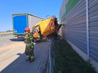 Ciarwka uderzya w samochd sub drogowych na autostradzie A1. Jezdnia w kierunku Gdaska zablokowana 