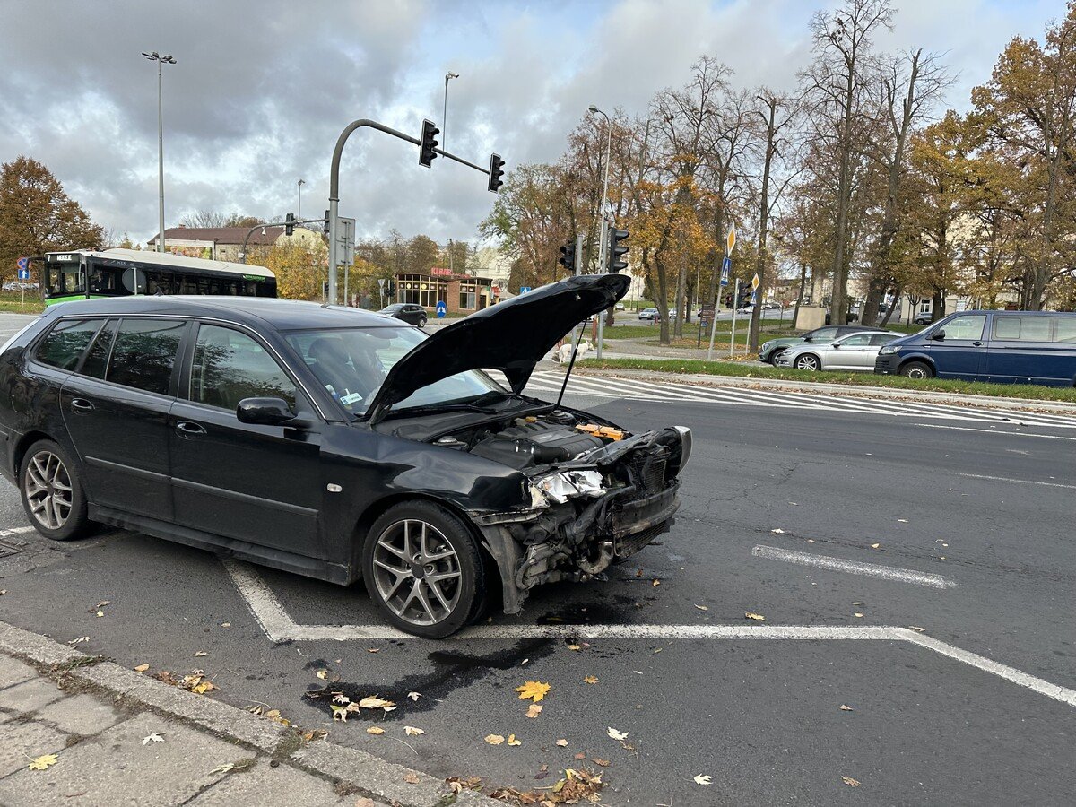 Zderzenie dwch samochodw na skrzyowaniu Kopernika i 3. Maja. Jeden z samochodw wjecha na czerwonym wietle