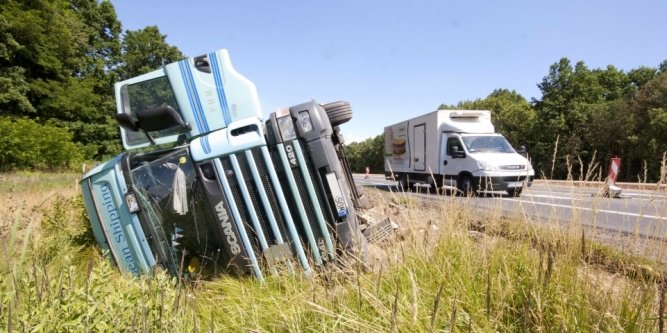 Scania wyldowaa w rowie - kierowca trzewy