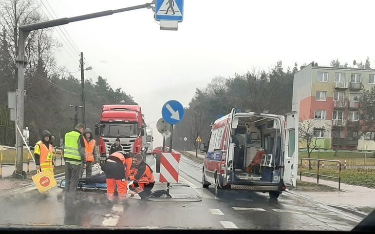 Starsza kobieta potrcona na pasach w Sulejowie