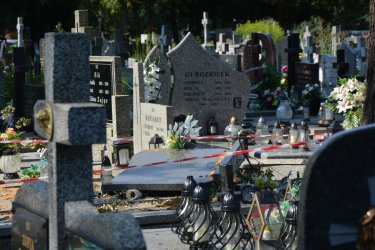 Co dalej ze zniszczonymi nagrobkami na cmentarzu w Piotrkowie?