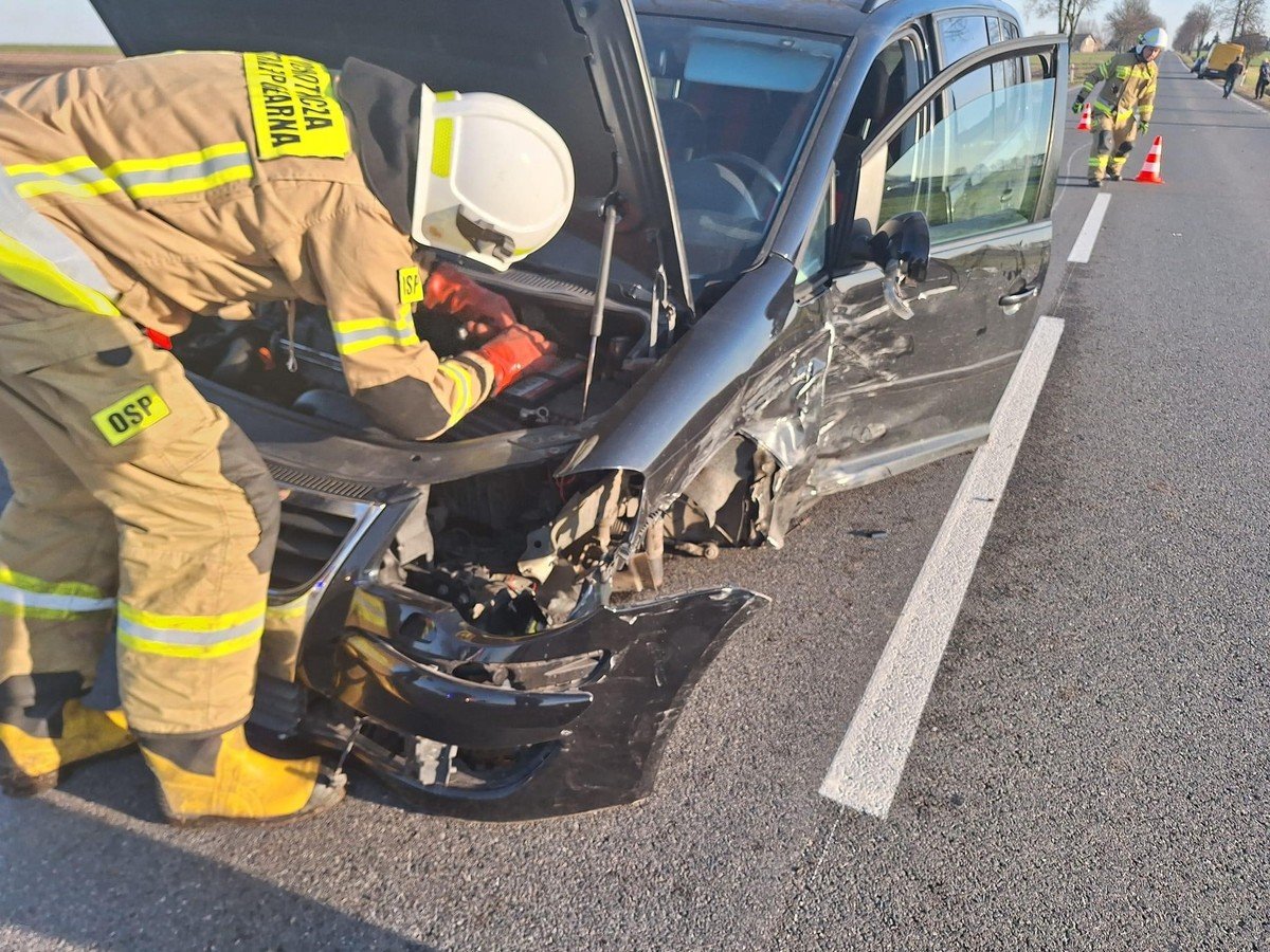 Wypadek pod Kamocinem. Jedna osoba ranna