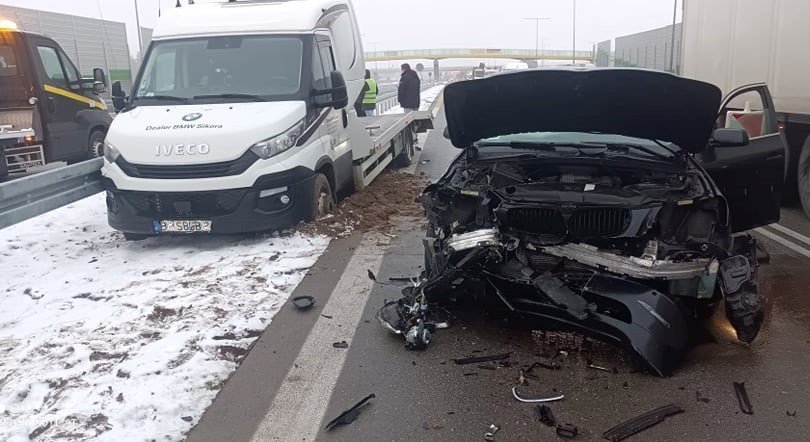 Zderzenie BMW i lawety na A1