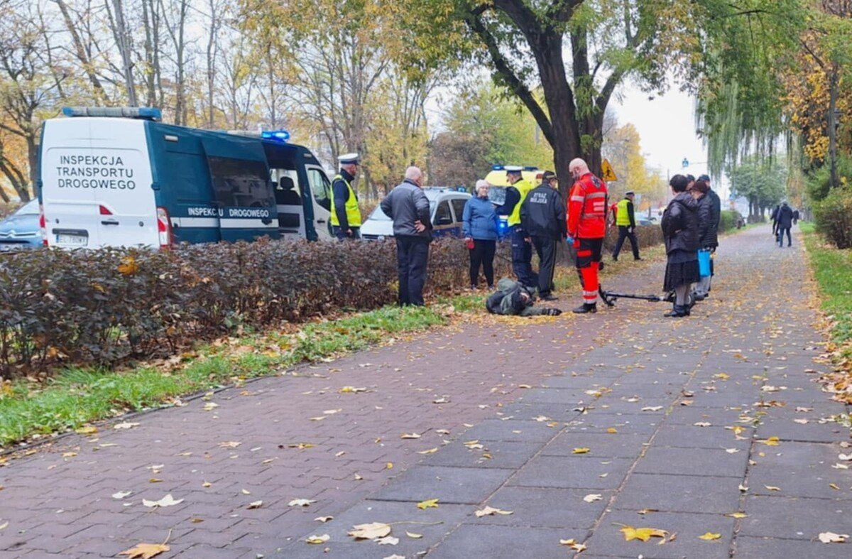 Wypadek z udziaem hulajnogisty na dzkiej. Ze cieki wystawaa podniesiona przez korzenie kostka