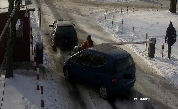 Nie zapaci i potrci parkingowego - [VIDEO]