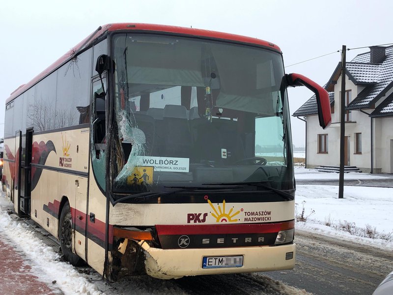 Szkolny autobus z dziemi wpad do rowu