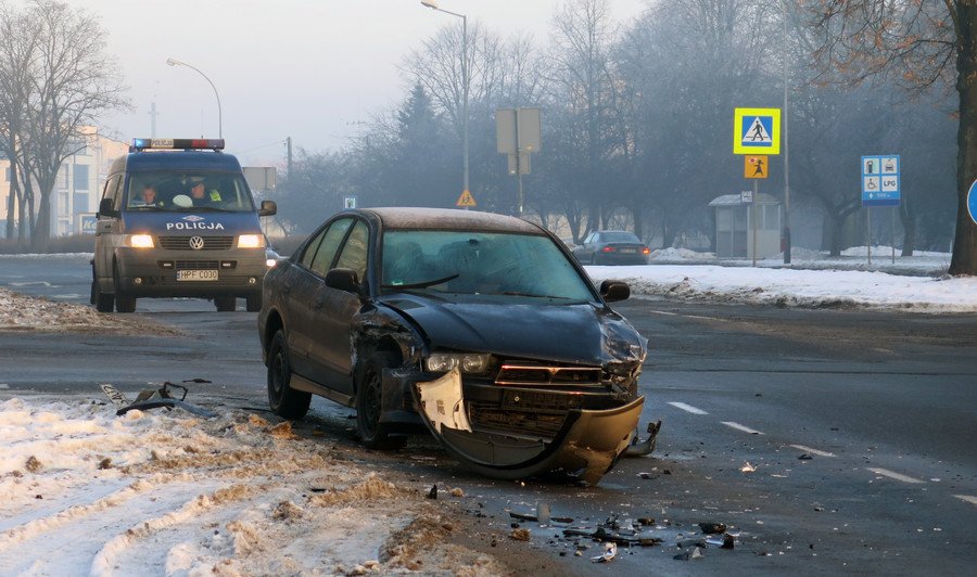 Zderzenie na skrzyowaniu Dmowskiego/Armii Krajowej. 4 osoby w szpitalu