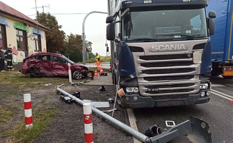 Kierujca fordem nie ustpia pierwszestwa. Wypadek w Rkoraju