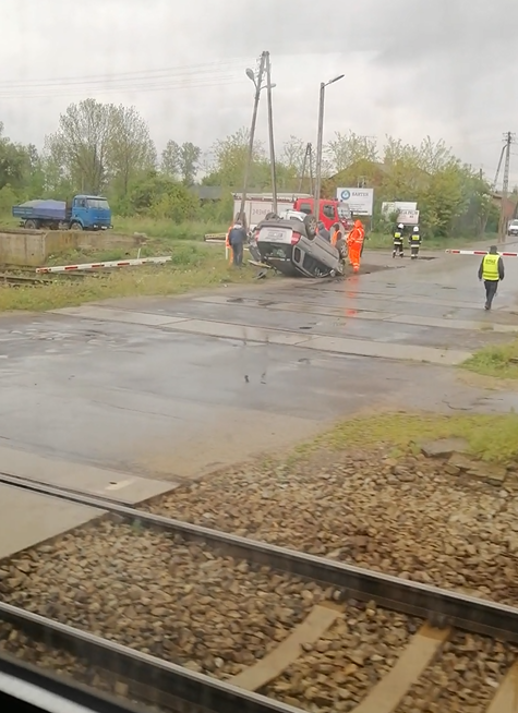 Wypadek w Babach. Dwie osoby w szpitalu, auto na dachu (VIDEO)