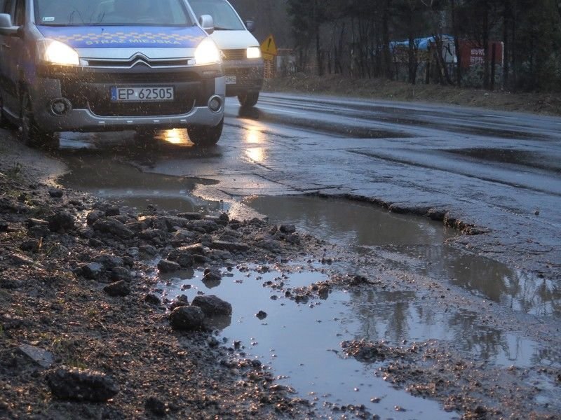 Uszkodzie auto, wjedajc w dziur? Walcz o odszkodowanie! 