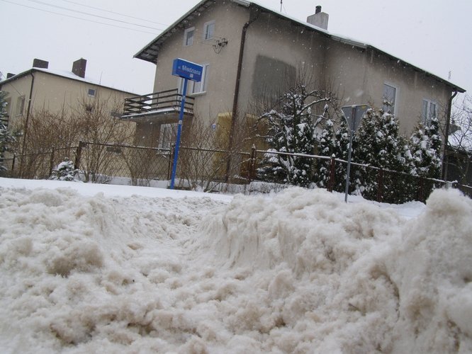 Matka wozi niepenosprawnego na sankach