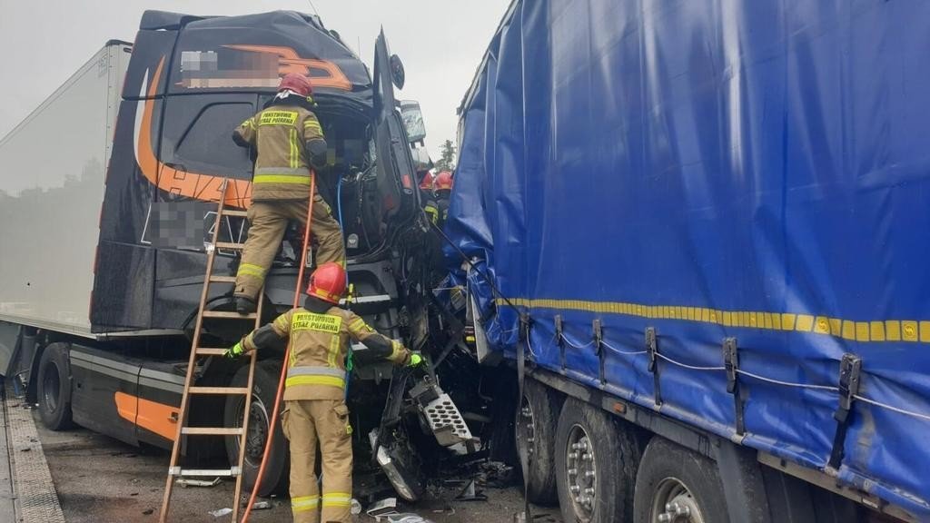 Cztery ciarwki zderzyy si na A1. Jedna osoba zgina