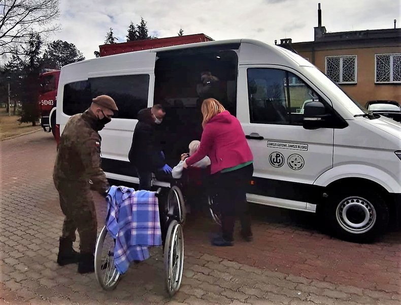 onierze pomogli w przeprowadzce