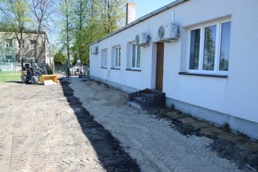 Trwaj prace przy budowie boiska w Dalkowie