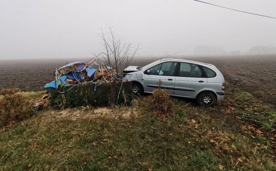 Lis wbieg na drog. Renault wjechao w kapliczk