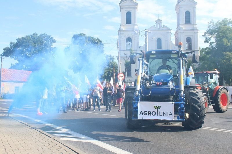 Ponad 150 cignikw zablokowao ruch pomidzy Piotrkowem a Srockiem