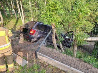 Kierowca jeepa straci panowanie nad pojazdem i wypad z drogi, zama drzewo, przebi ogrodzenie i zatrzyma si na rurze. Grone zdarzenie w Moszczenicy