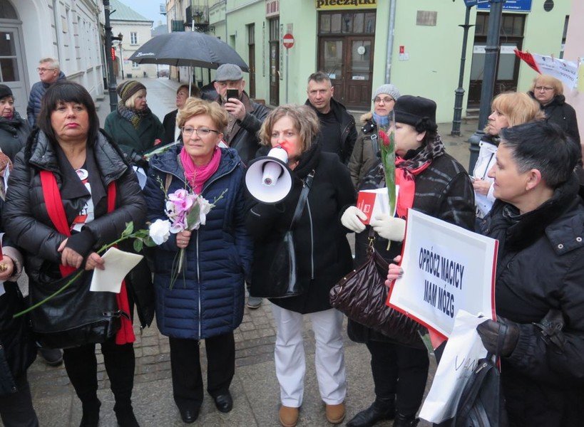 Kwiaty, strajk i Konstytucja. 8 marca w Piotrkowie 