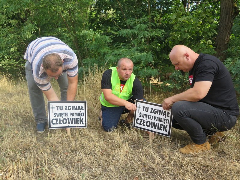 80 osb zgino ju na DK12 midzy Piotrkowem Trybunalskim a Sulejowem, te tabliczki maj o nich przypomina