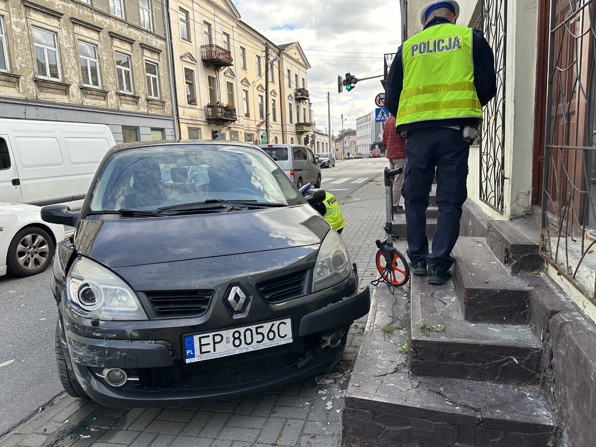 Szed chodnikiem i zosta potrcony. Moment wczeniej doszo tam do kolizji. Grony wypadek na Wojska Polskiego.