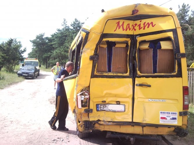 TIR uderzy w minibus. 13 osb poszkodowanych