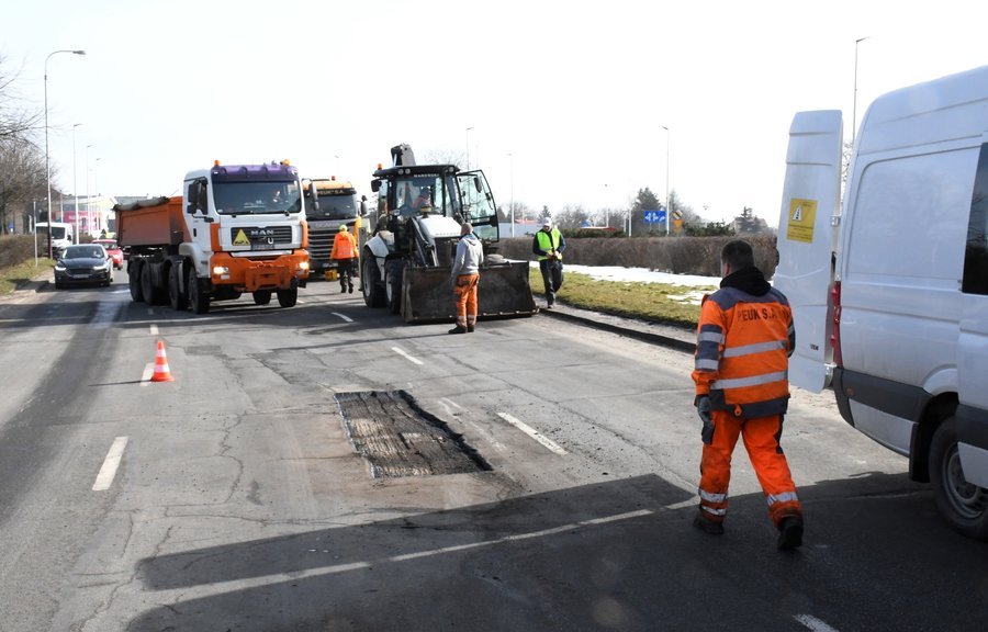 Drogowcy naprawiaj piotrkowskie drogi po zimie