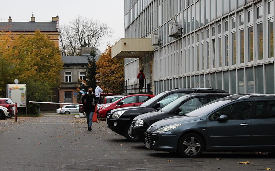 Wybili szyb i ukradli kilkadziesit tysicy