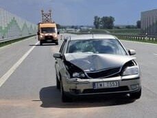 Zderzenie dwch aut na 341 km autostrady A1 koo Piotrkowa. Uszkodzony zabytkowy uk