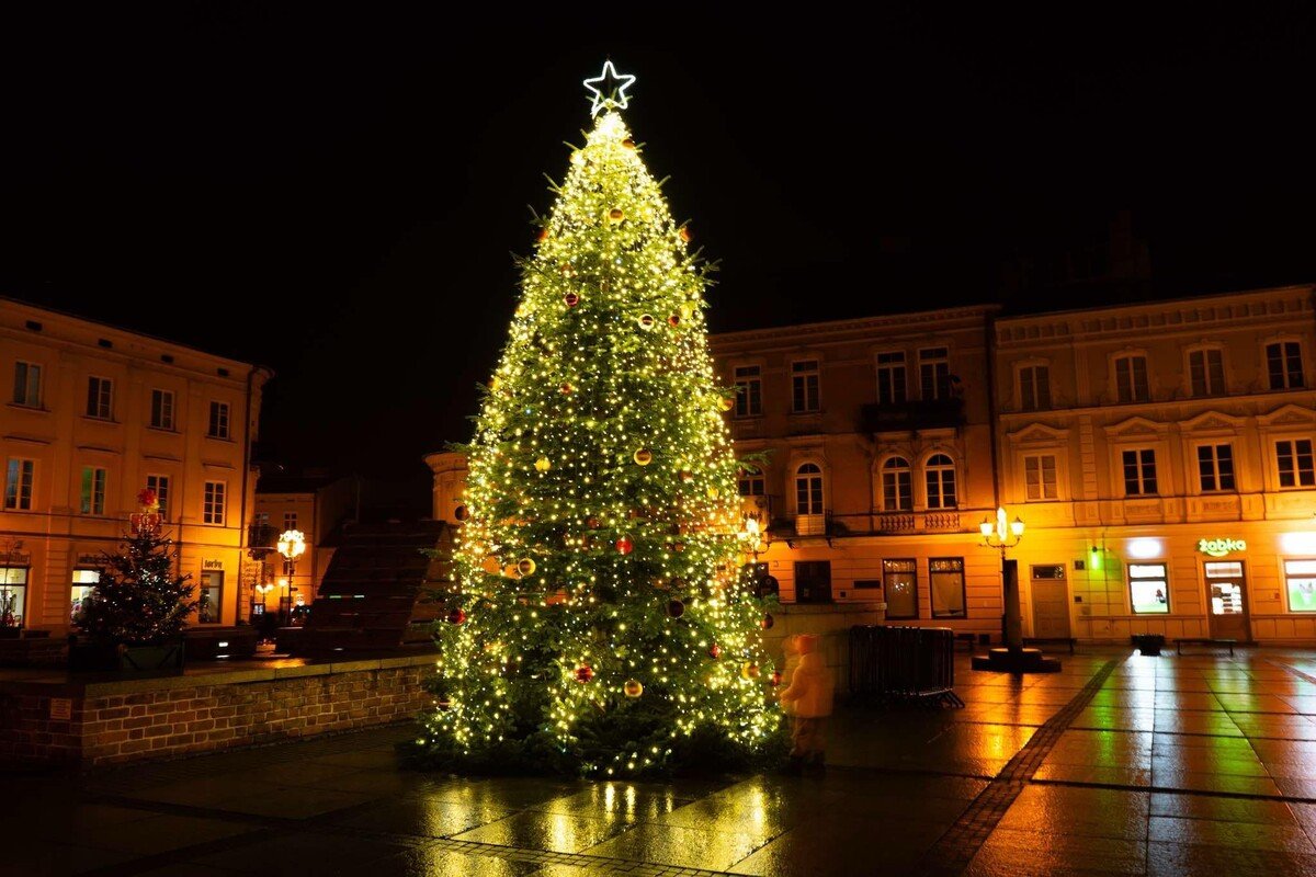 Joda kaukaska i iluminacje ju rozwietlaj rynek