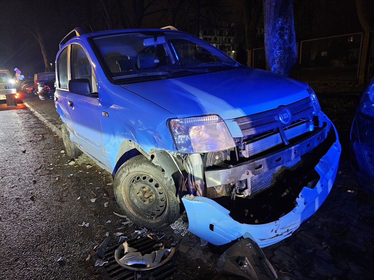 BMW uderzyo w pand, a potem w ogrodzenie. Niebezpieczne zdarzenie na Broniewskiego