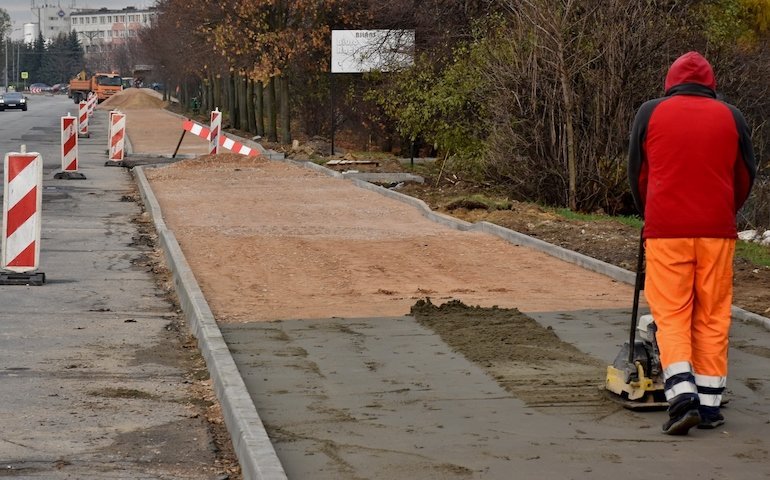 cieka rowerowa i nowy chodnik na Wroniej