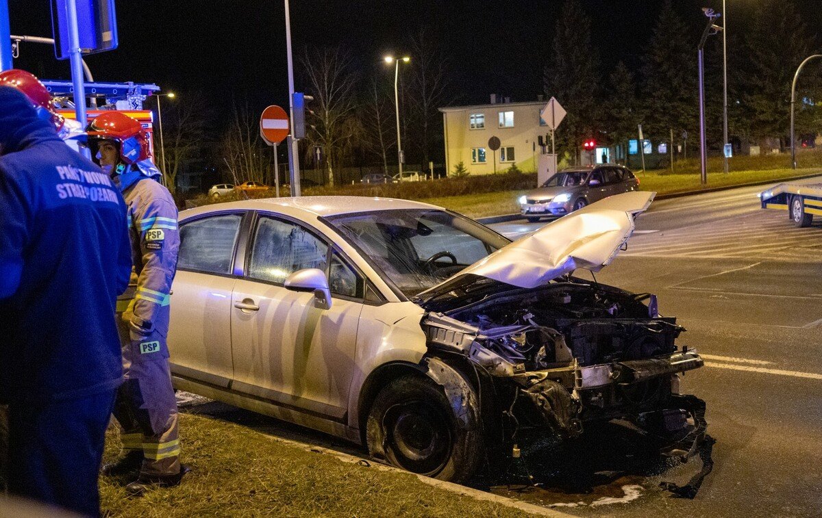 Wypadek na skrzyowaniu Sikorskiego i Concordii. Jeden z kierowcw wjecha na czerwonym wietle