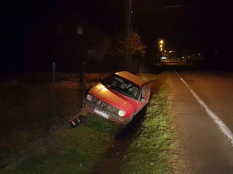 Na prostym odcinku drogi zjecha do rowu. Kierowca golfa by pijany 