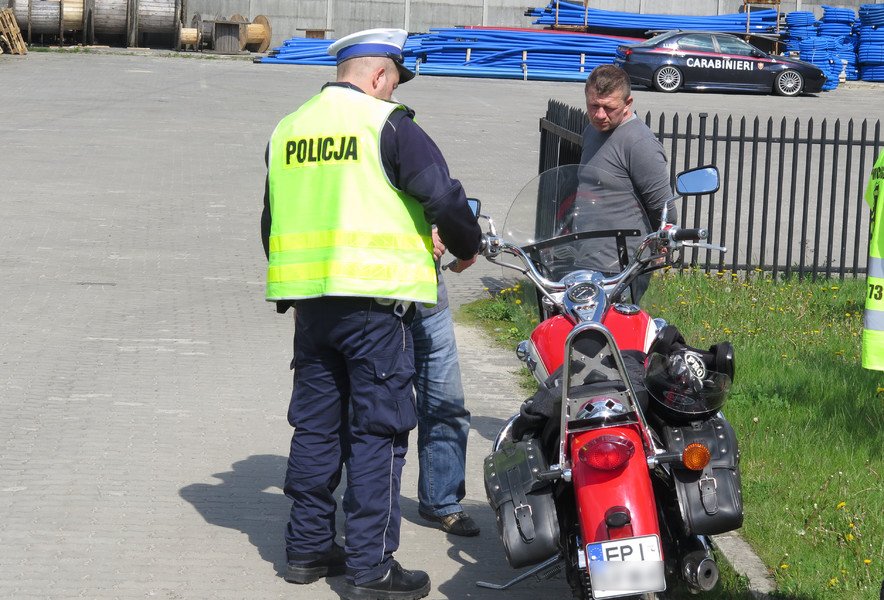 Stuczka na dzkiej: motocyklista zderzy si z citroenem