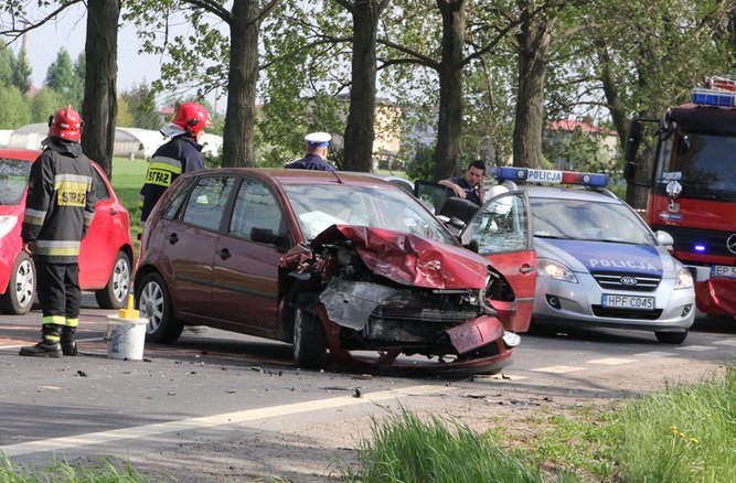 Wypadek na dzkiej - opel wyldowa w rowie