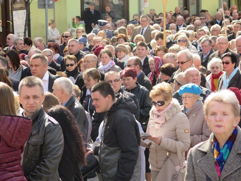 Kolejna procesja przesza ulicami miasta. 1050-lecie Chrztu Polski w Piotrkowie