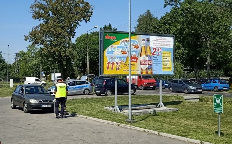 Wypadek przy markecie Dino. Kierowca hulajnogi elektrycznej trafi do szpitala