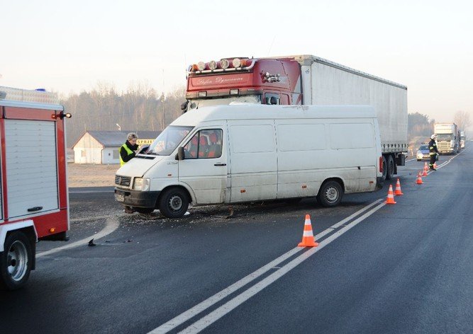 Zderzenie volkswagena z ciarwk – dwie osoby w szpitalu