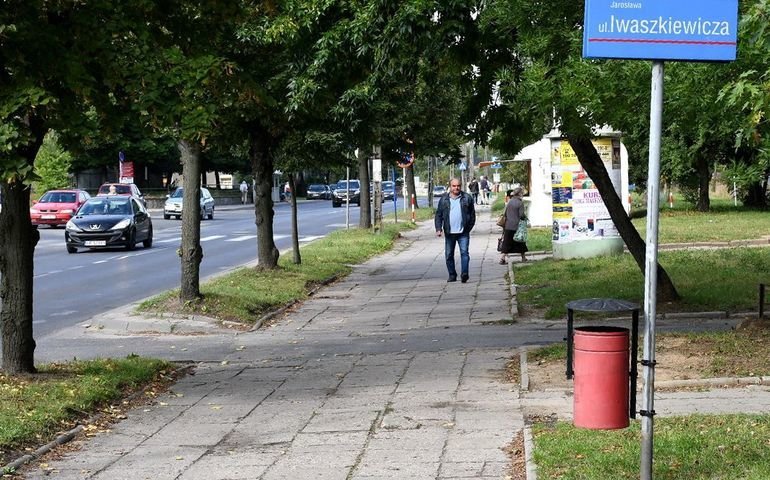 Nowa cieka i chodnik na Dmowskiego. Miasto ogosio przetarg