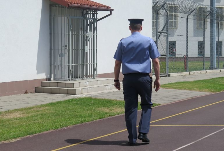 Ograniczenie odwiedzin we wszystkich zakadach karnych