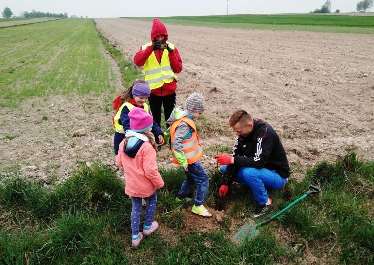 Wola Krzysztoporska: Sadz drzewa – bdzie wicej tlenu!