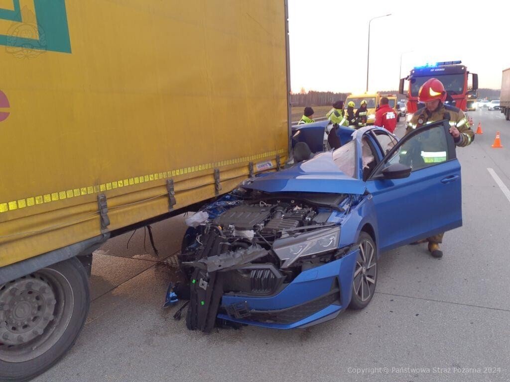 Skoda najechaa na naczep ciarwki. Grone zdarzenie drogowe na A1