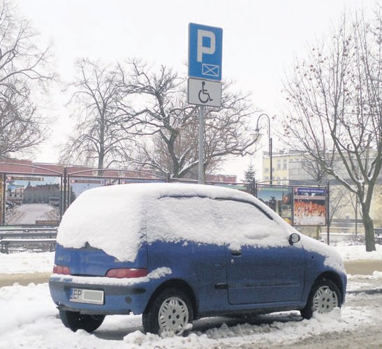 Granatowe seicento na celowniku kierowcw